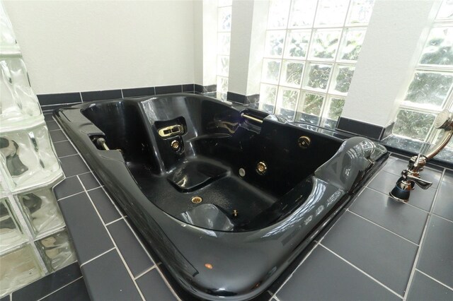 340 Hampton Hills Ct, Debary, FL 32713 - bathroom view of a jetted tub