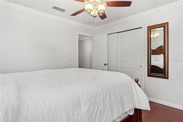 4604 Barbados Loop, Clermont, FL 34711 - bedroom featuring dark wood-type flooring, baseboards, a closet, ceiling fan, and crown molding