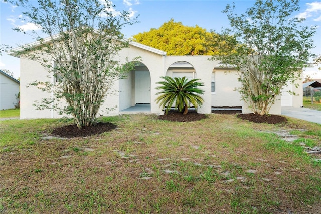 541 Northwestern Ave, Altamonte Springs, FL 32714 - view of front facade with stucco siding and a front lawn