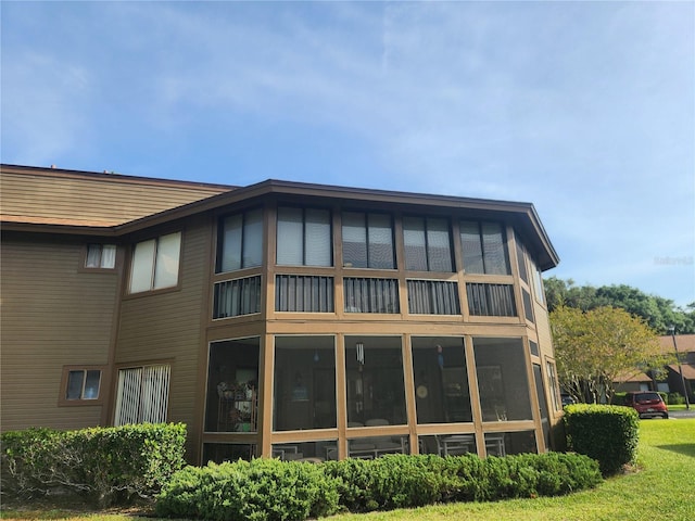 8 Oxford Ln, Palm Coast, FL 32137 - rear view of house featuring a sunroom