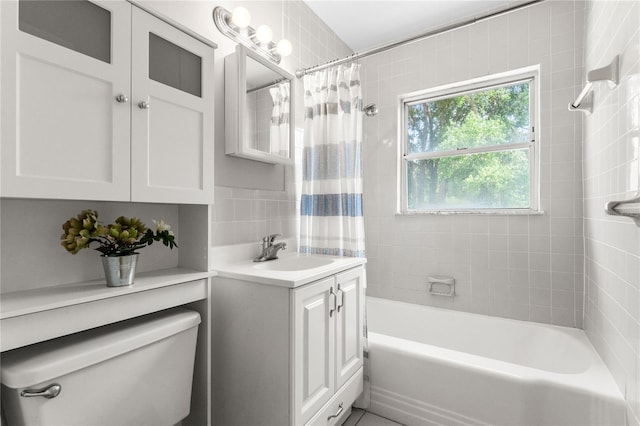 31 Lake Dr, Debary, FL 32713 - bathroom featuring shower / bath combo with shower curtain, toilet, and vanity