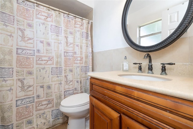5 Greenfern Cir, Ormond Beach, FL 32174 - bathroom with vanity, toilet, and a shower with shower curtain