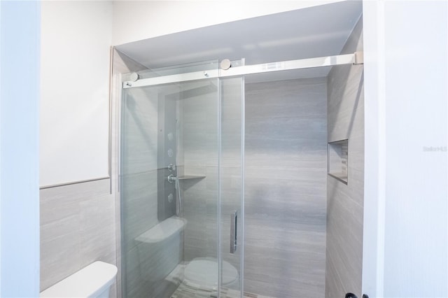 15 Misners Trl, Ormond Beach, FL 32174 - bathroom featuring a shower stall and tile walls