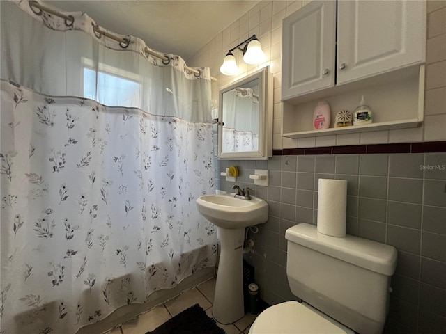 601 Berkshire Rd, Daytona Beach, FL 32114 - bathroom with tile patterned flooring, tile walls, toilet, a sink, and shower / bath combo