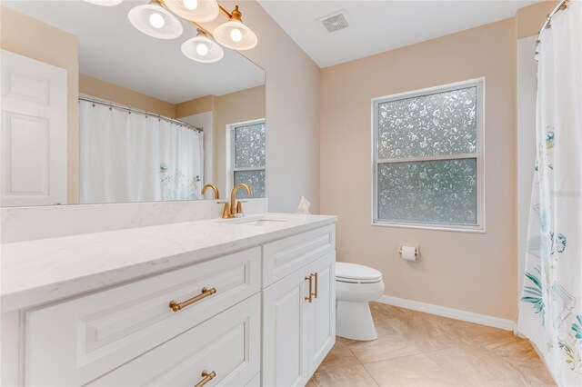 1910 Creekwater Blvd, Port Orange, FL 32128 - full bath with toilet, vanity, a chandelier, baseboards, and curtained shower