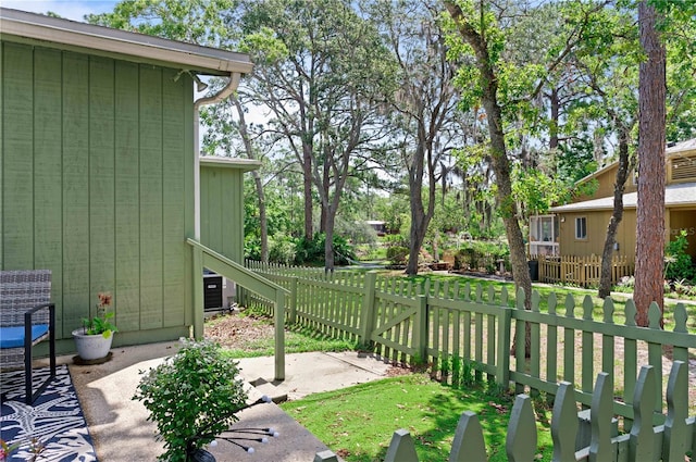view of yard featuring a patio