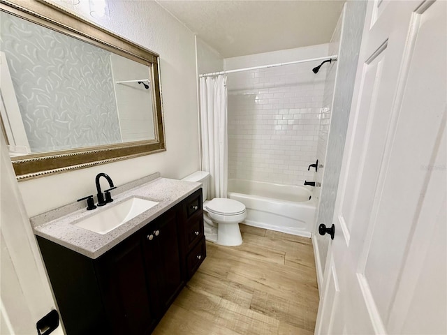 940 Village Trl Unit 8-205, Port Orange, FL 32127 - bathroom with wood finished floors, vanity, and shower / bath combo with shower curtain