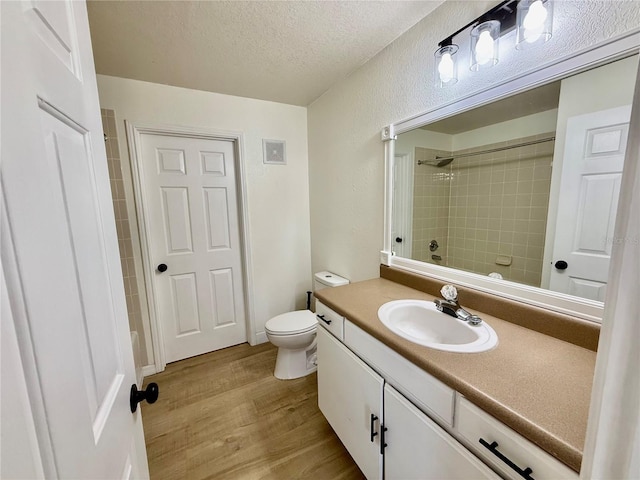 940 Village Trl Unit 8-205, Port Orange, FL 32127 - bathroom featuring a textured ceiling, wood finished floors, vanity, and bathtub / shower combination