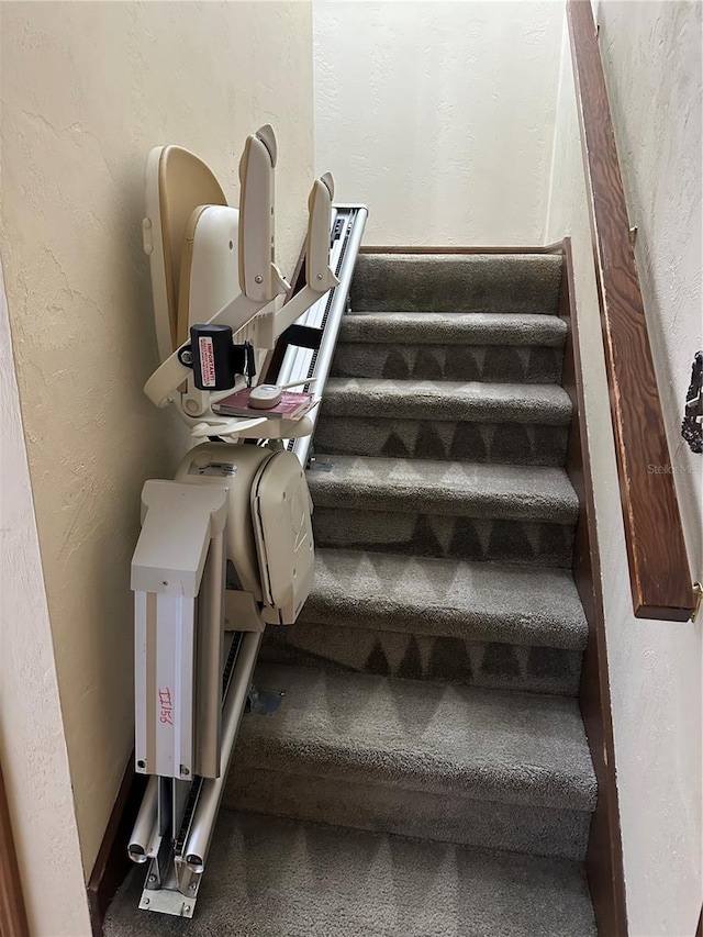 96 Old Barn Trl, Ormond Beach, FL 32174 - stairs featuring a textured wall