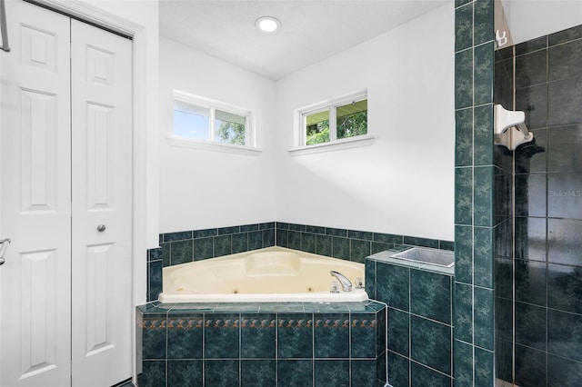 802 Royal Oak Ct, Deland, FL 32724 - full bath featuring a tub with jets and a closet
