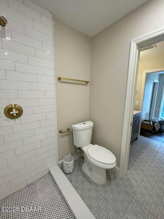 404 S Ridgewood Ave, Daytona Beach, FL 32114 - full bath featuring toilet and a tile shower