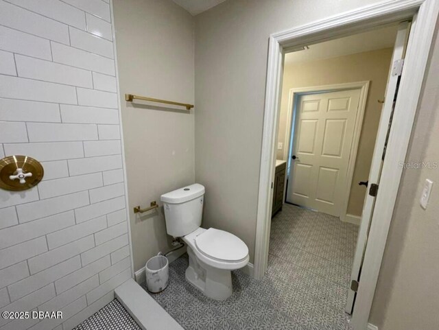 404 S Ridgewood Ave, Daytona Beach, FL 32114 - bathroom featuring toilet