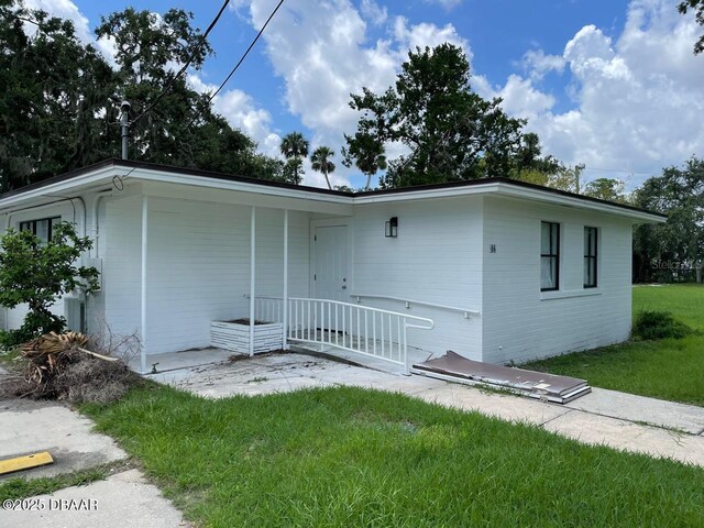 404 S Ridgewood Ave, Daytona Beach, FL 32114 - single story home with a front yard