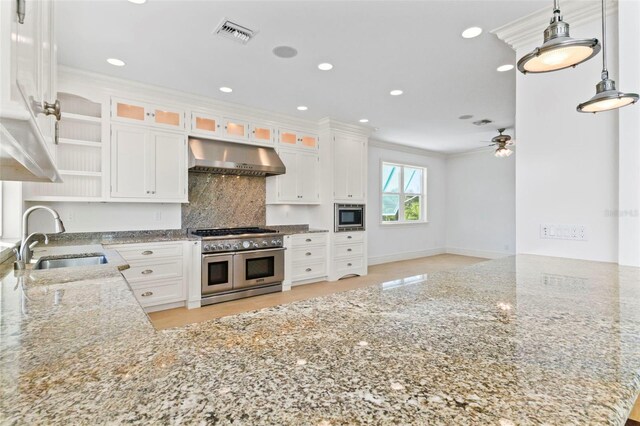 2275 Genesea Ln, Vero Beach, FL 32963 - kitchen with appliances with stainless steel finishes, a sink, ceiling fan, under cabinet range hood, and a peninsula