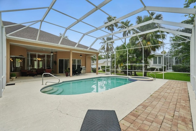 33 Coquina Ridge Way, Ormond Beach, FL 32174 - view of swimming pool featuring a ceiling fan, a patio, a pool with connected hot tub, and a lanai