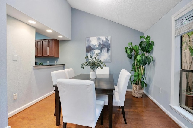 940 Douglas Ave Unit 189, Altamonte Springs, FL 32714 - dining area featuring vaulted ceiling, light wood-style flooring, recessed lighting, and a textured ceiling