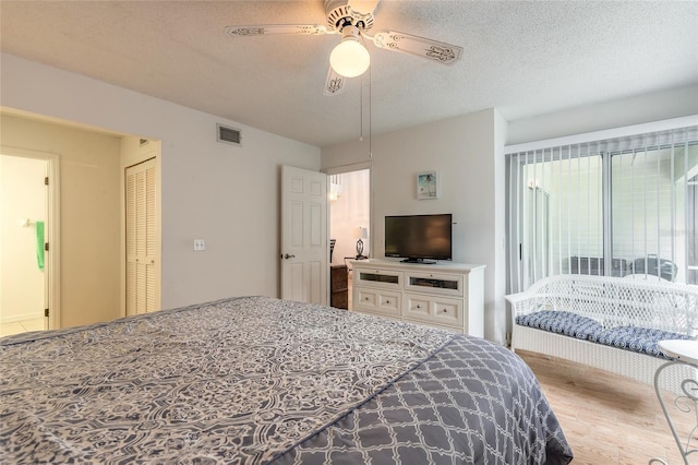 961 S Lakewood Ter Unit C, Port Orange, FL 32127 - bedroom with wood finished floors, a textured ceiling, a ceiling fan, and a closet