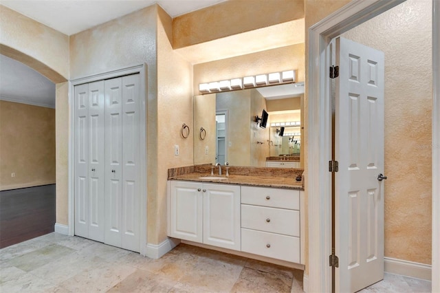 3428 Longleaf Rd, Ormond Beach, FL 32174 - full bathroom featuring a closet, vanity, and a textured wall
