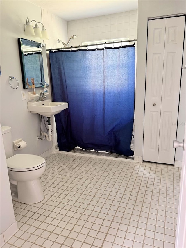 632 W Hubbard Ave, Deland, FL 32720 - bathroom featuring a closet, tile patterned flooring, and a shower with shower curtain