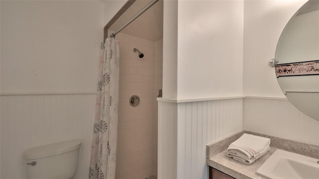1017 Chippewa Trl, Daytona Beach, FL 32117 - bathroom featuring a wainscoted wall, tiled shower, and vanity