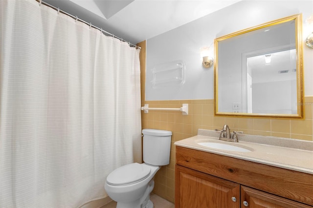 511 Polaris Loop Unit 105, Casselberry, FL 32707 - full bathroom featuring vanity, tile walls, wainscoting, and a shower with curtain
