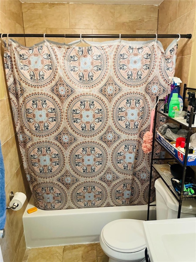 1025 Persian St, Deltona, FL 32725 - bathroom featuring shower / tub combo