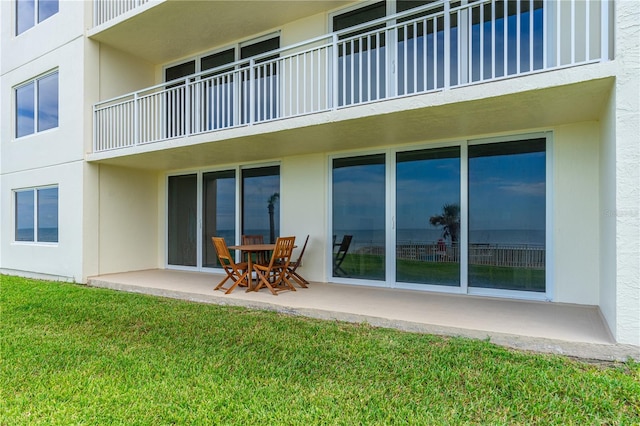 2545 S Atlantic Ave Unit 102, Daytona Beach Shores, FL 32118 - back of property featuring stucco siding, a yard, and a patio