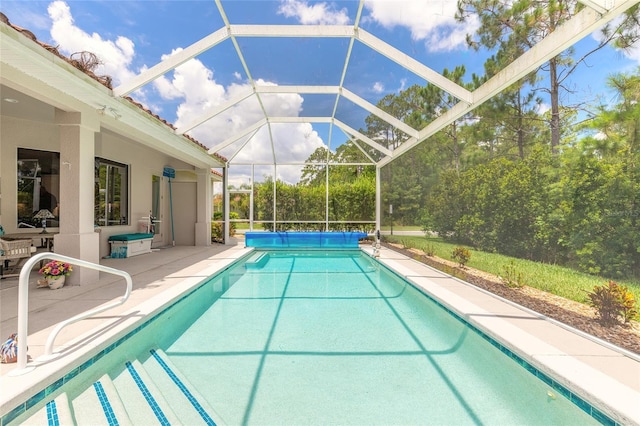 2816 E Venetian Lake Cir, New Smyrna Beach, FL 32168 - view of pool featuring a covered pool, a patio area, and a lanai