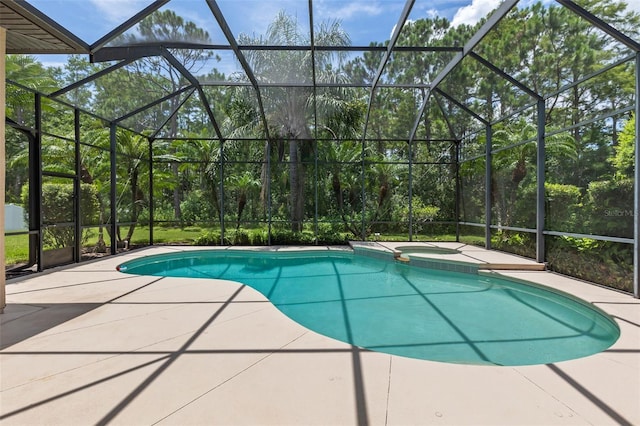 6710 Merryvale Ln, Port Orange, FL 32128 - view of swimming pool featuring a patio area, a pool with connected hot tub, and a lanai