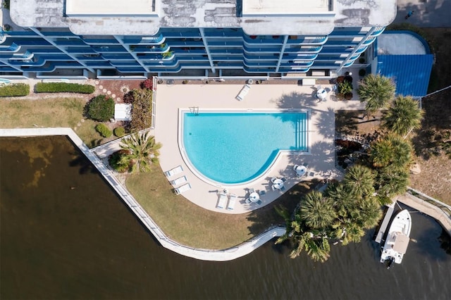 view of swimming pool