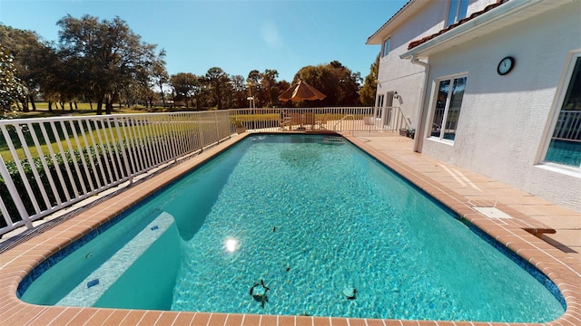 view of swimming pool