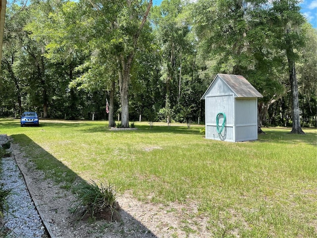 view of yard featuring a storage unit