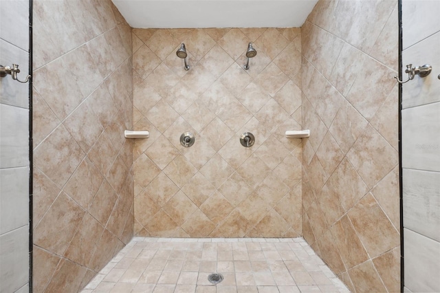 bathroom featuring a tile shower