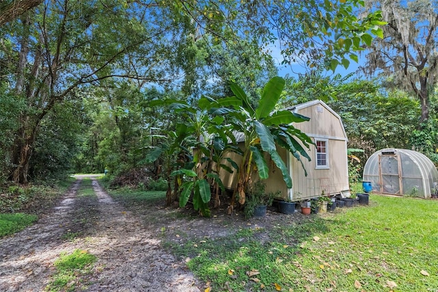 view of yard with an outdoor structure