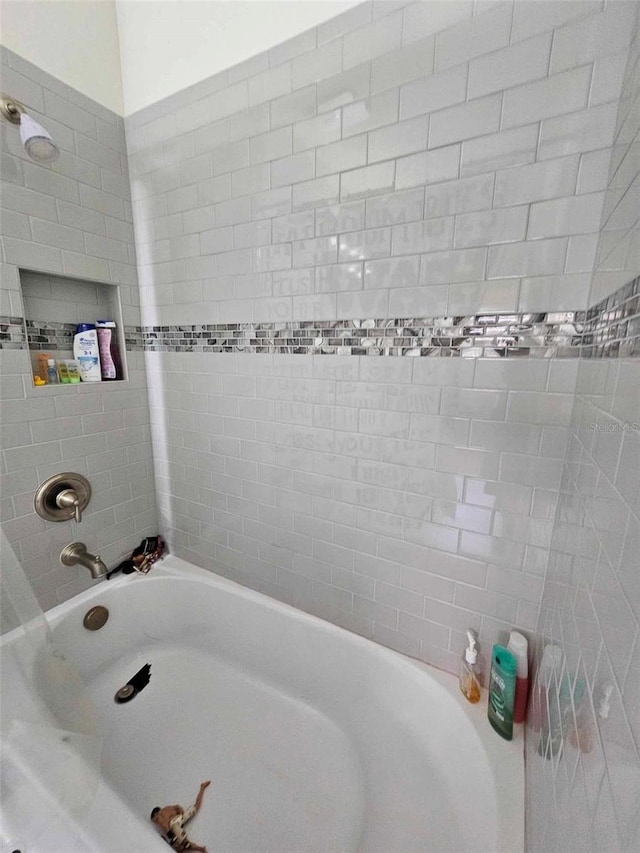 bathroom with tiled shower / bath combo