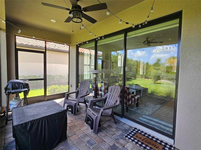 sunroom with ceiling fan