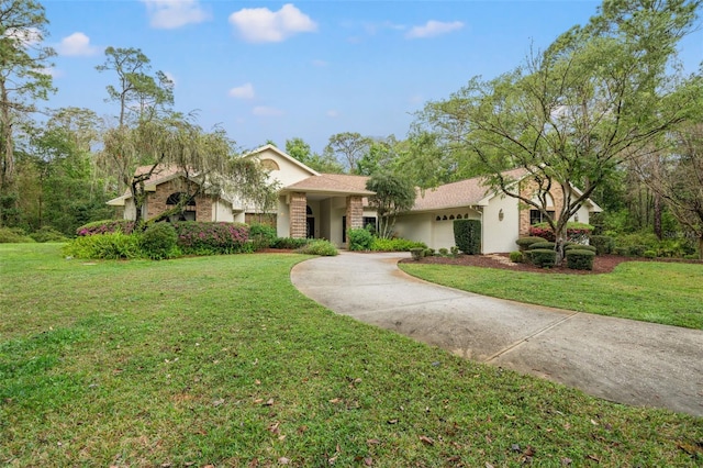 view of front facade featuring a front lawn