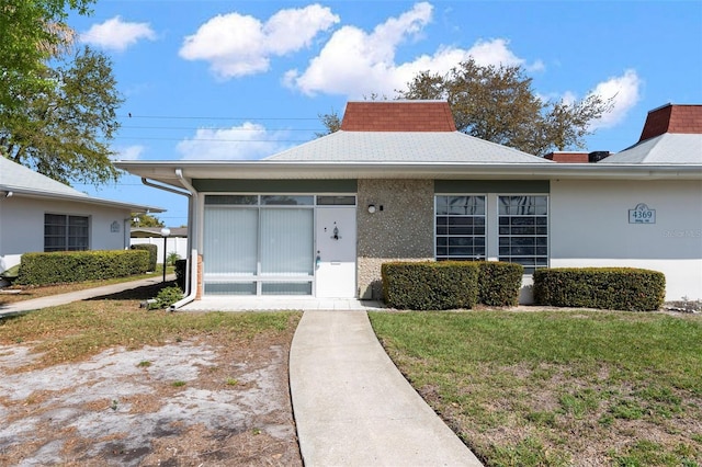 view of front of house featuring a front lawn