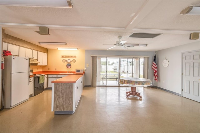 kitchen with ceiling fan, electric stove, white fridge, a textured ceiling, and sink