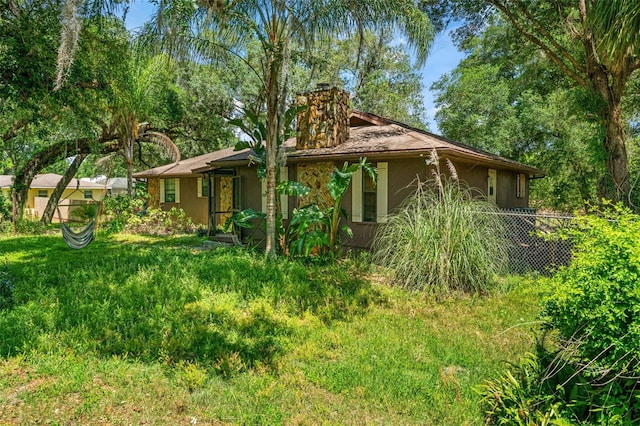 view of front facade featuring a front lawn