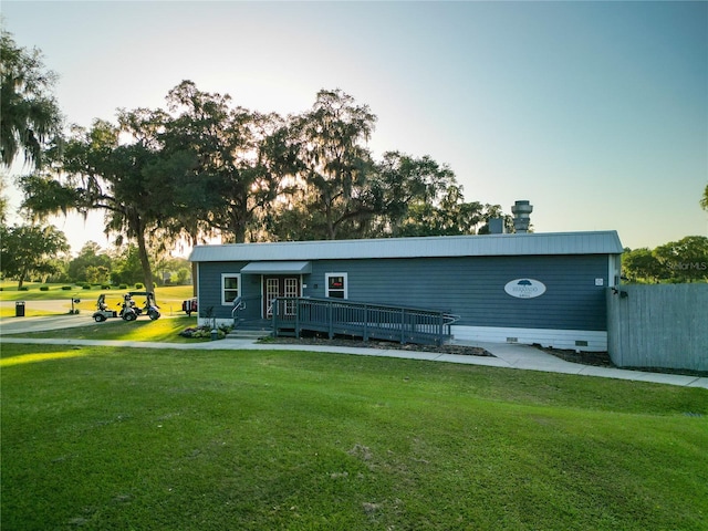 view of front of property featuring a front yard