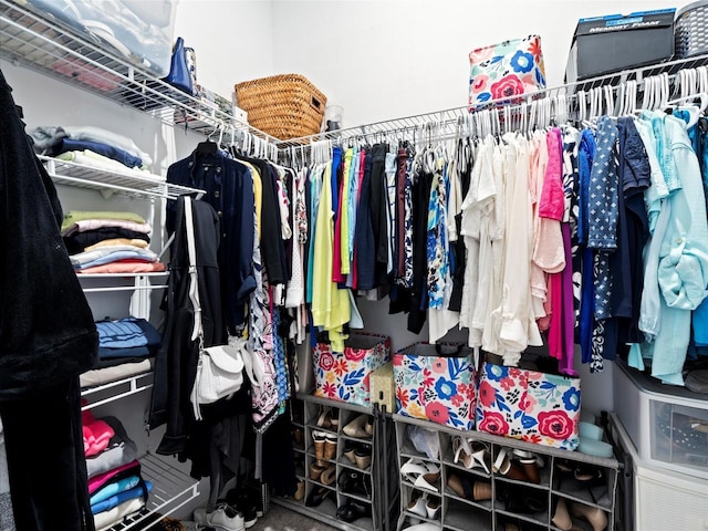 spacious closet with carpet flooring