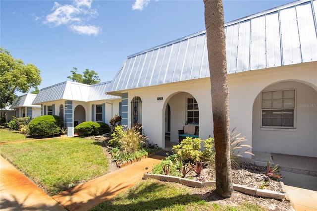 view of front facade with a front yard