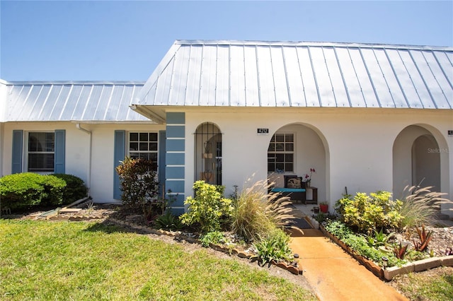 view of front of house featuring a front yard