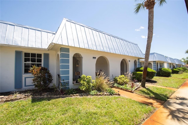 view of front facade featuring a front yard