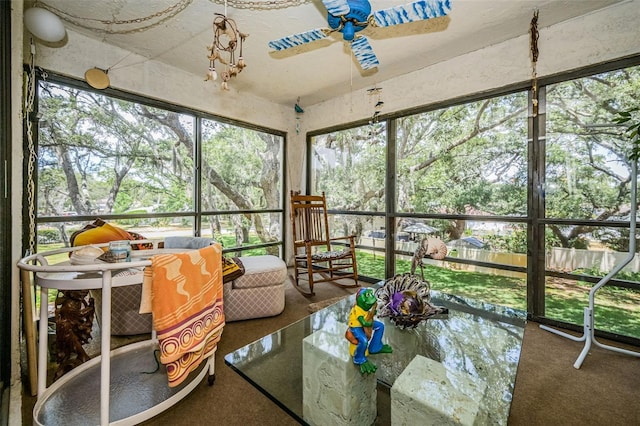 sunroom with ceiling fan