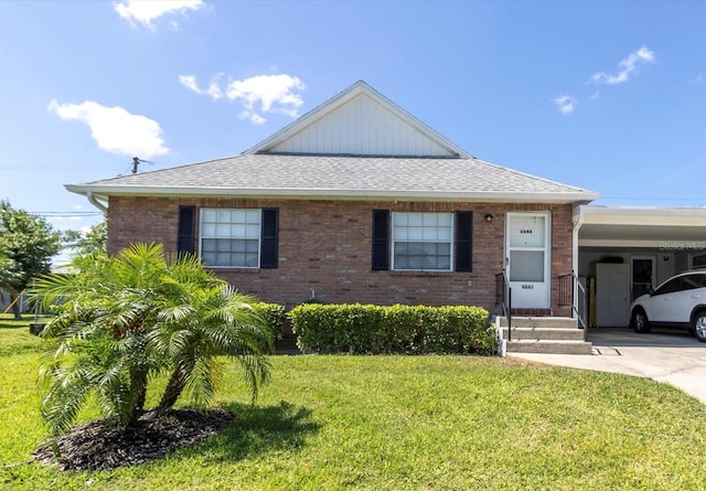 view of front of home featuring a carport and a front yard