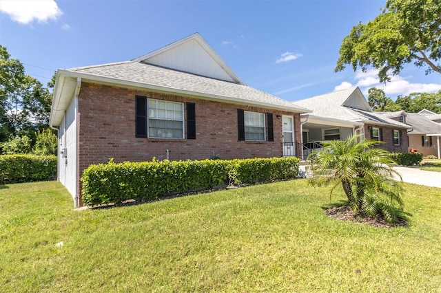 view of front of house featuring a front lawn