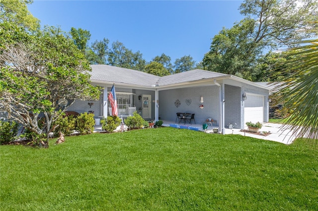 view of front facade featuring a garage and a front lawn