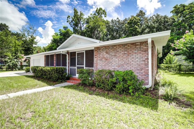 single story home with a front yard